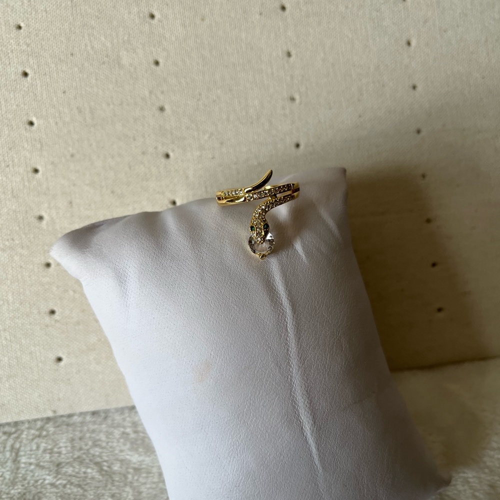 🌺 / NEW/ White -“ Snake “ Design Ring